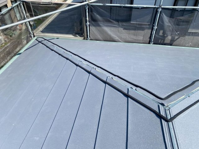 加古川市で棟包板金の施工中